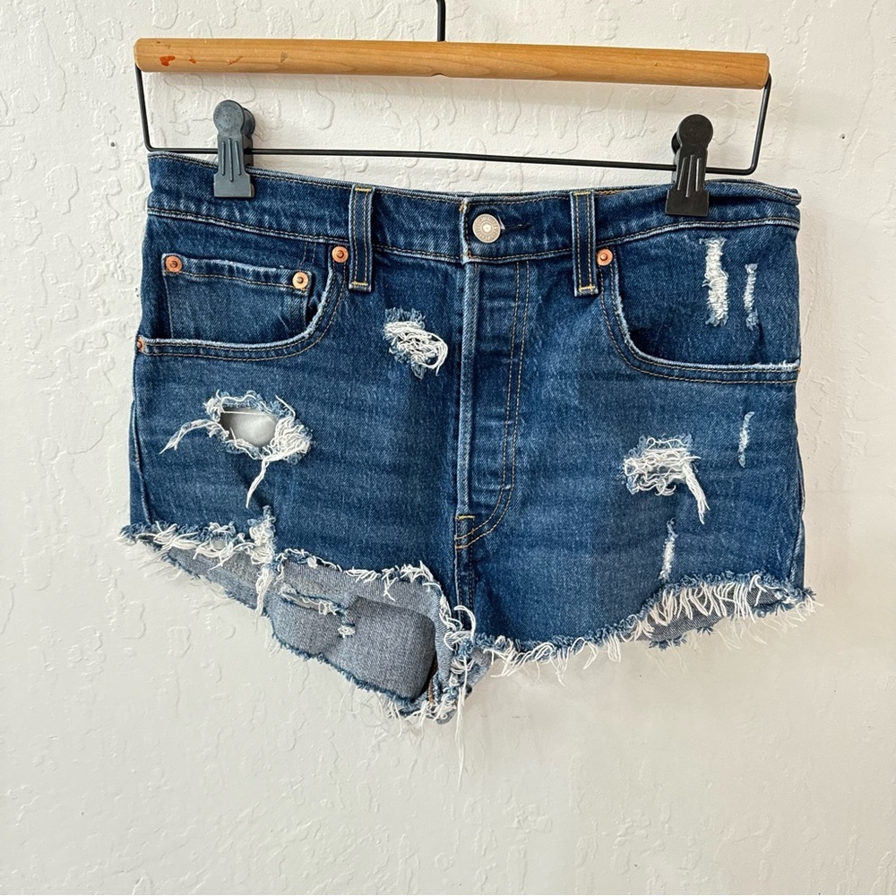 Levi’s Ribcage Short Size 30 Distressed Short Shorts Medium Wash - Picture 2 of 11